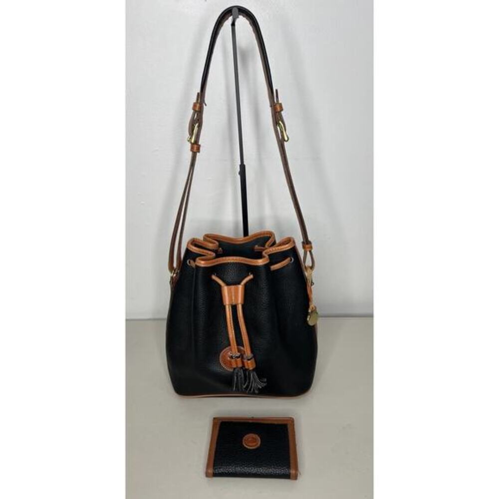Vtg Dooney & Bourke Black Tan Leather Drawstring Bucket Shoulder Bag w/ Wallet